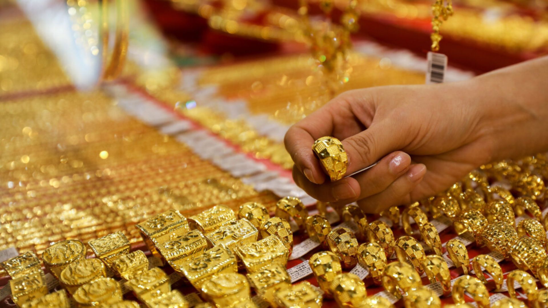 خریداران طلا سود کردند / قیمت طلا ۱۸ عیار صعودی شد (۲۰ خرداد)