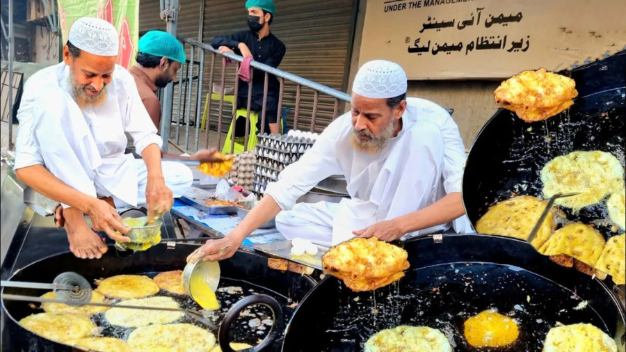 غذای خیابانی در پاکستان؛ پخت شیرینی مالپورا در لاهور