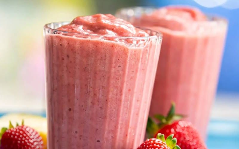 اسموتی موز و توت فرنگی