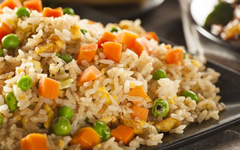 برنج سرخ شده آسیایی با تخم مرغ و سبزیجات
