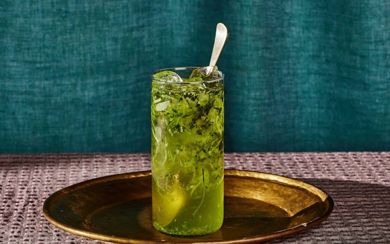 شربت سکنجبین با خیار و یخ بهترین نوشیدنی های ساده برای تابستان؛ ۸ نوشیدنی از شربت سکنجبین تا دوغ نعنایی