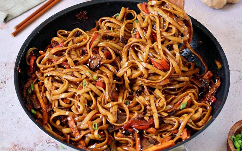 نودل آسیایی با سس سویا و سبزیجات