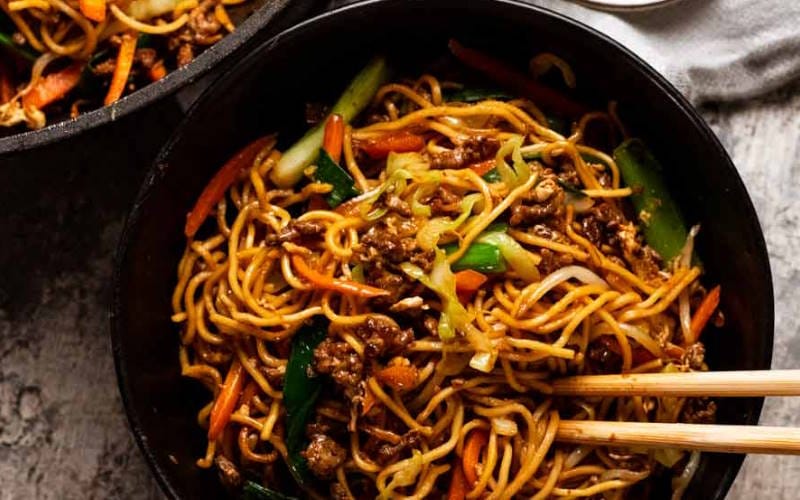 نودل با گوشت چرخ کرده و سبزیجات