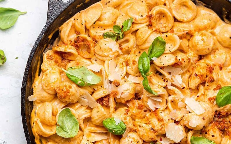 پاستا با سس پستو و گوجه خشک شده