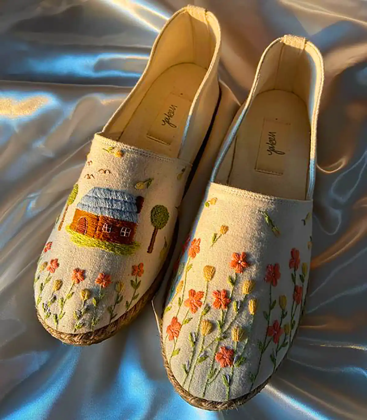 کالج گلدوزی شده زیبا