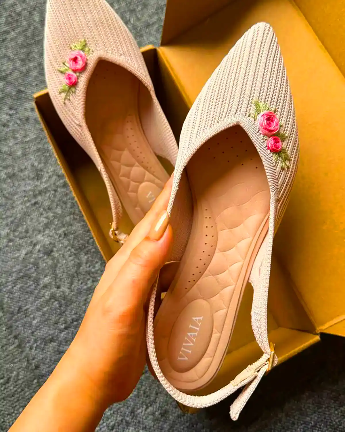 کالج گلدوزی شده زیبا