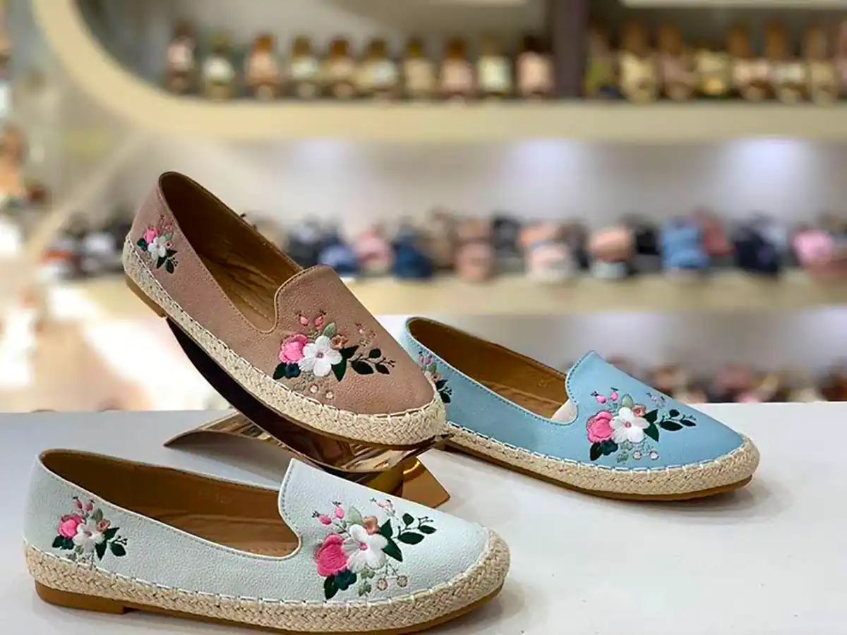 کالج گلدوزی شده زیبا