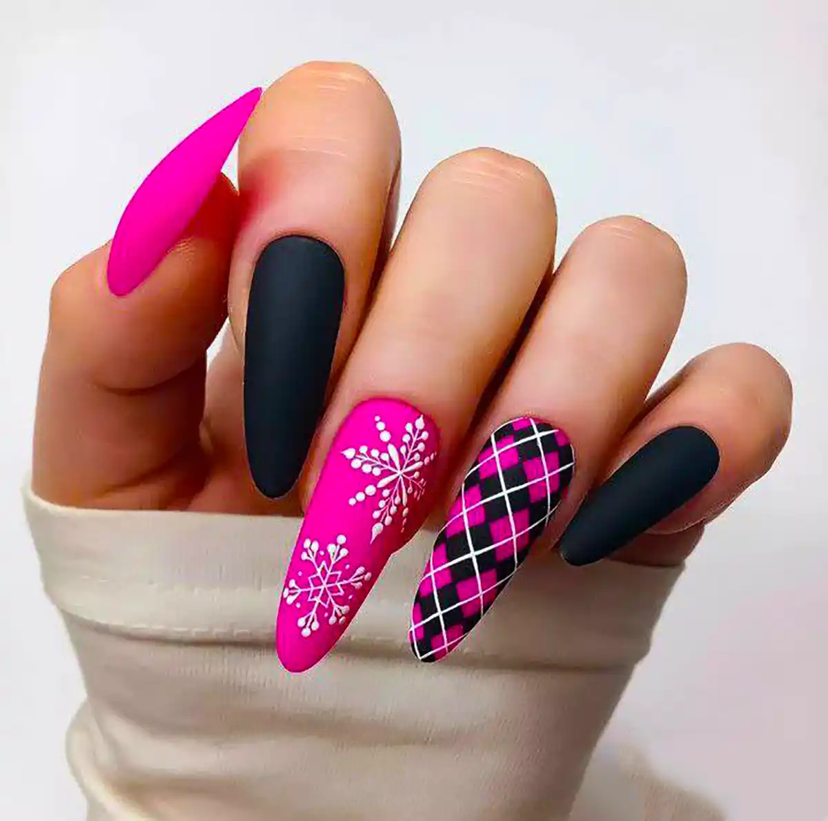 طراحی ناخن باکلاس و بینظیر