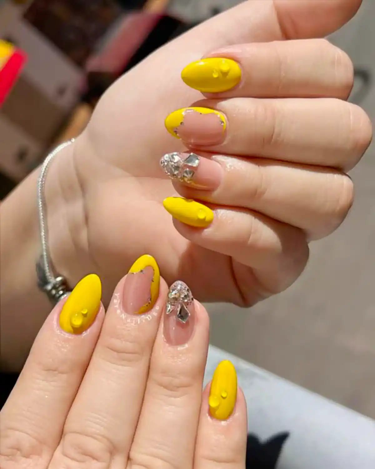 طراحی ناخن زرد شیک و ترند