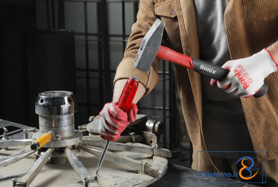 بازکردن پیچ زنگ‌زده با چکش و پیچ گوشتی