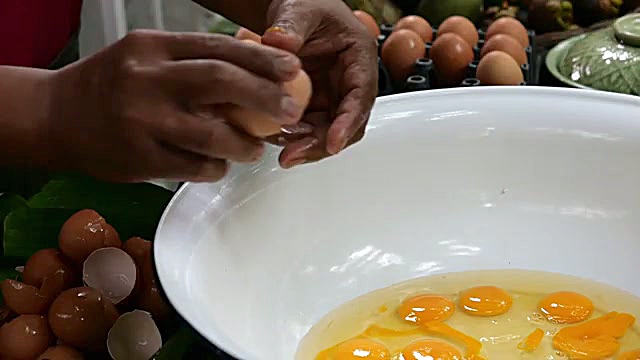 املت سبزیجات با گل نیلوفر در غذاخوری‌های خیابانی بانکوک