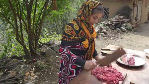 پخت پلوی مخلوط با گردو و گوشت چرخ کرده در طبیعت